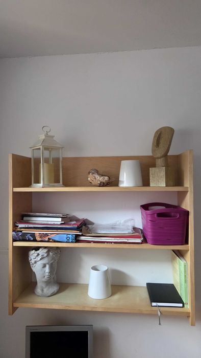 Półki kolor jasny, słomkowy.