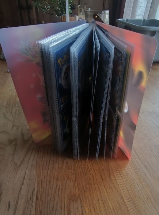 Sprzedam album z kartami Pokémon