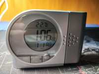 Часы с будильником,показывают температуру в помещении