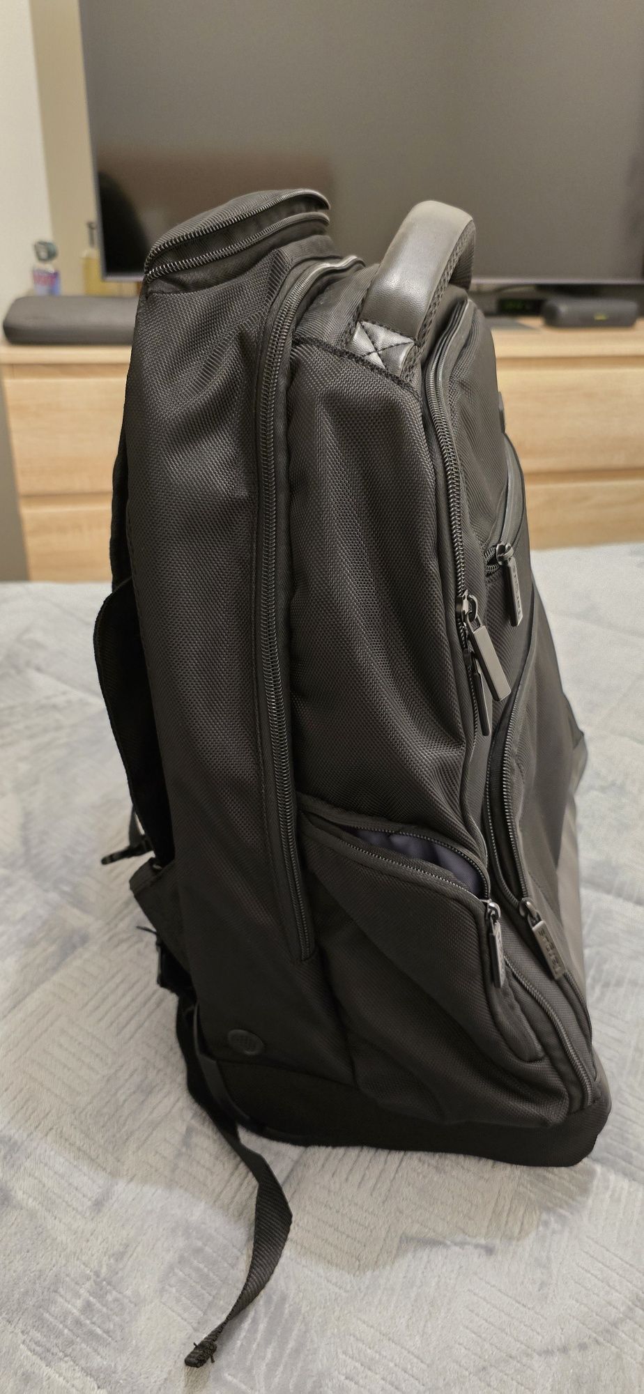 Mochila Targus TSB700 com Rodas para Laptop até 15,6" Preta
