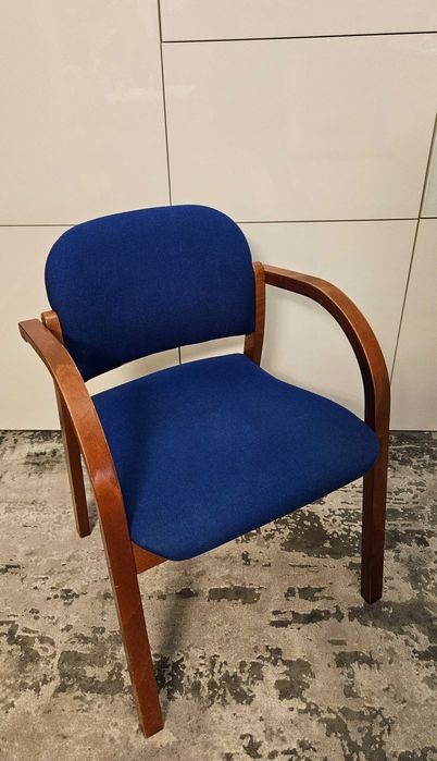 Krzesło drewniane z niebieską tapicerką