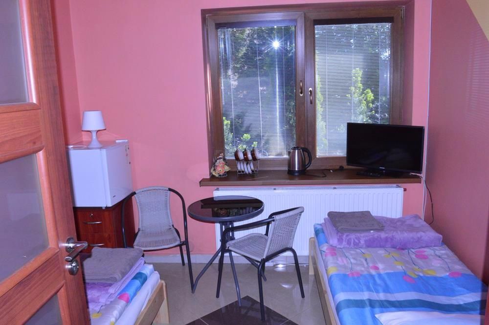 Hostel Pokoje 2/5os FV Łazienka Siłownia  Nocleg Mandoria Rzgów  Apart