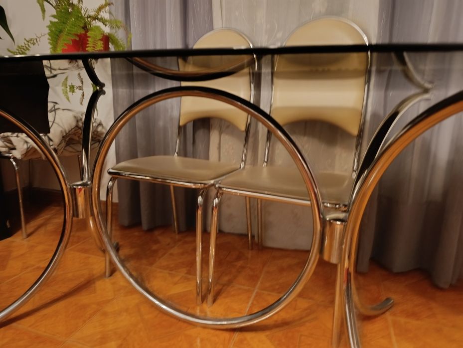 Mesa de vidro com 6 cadeiras