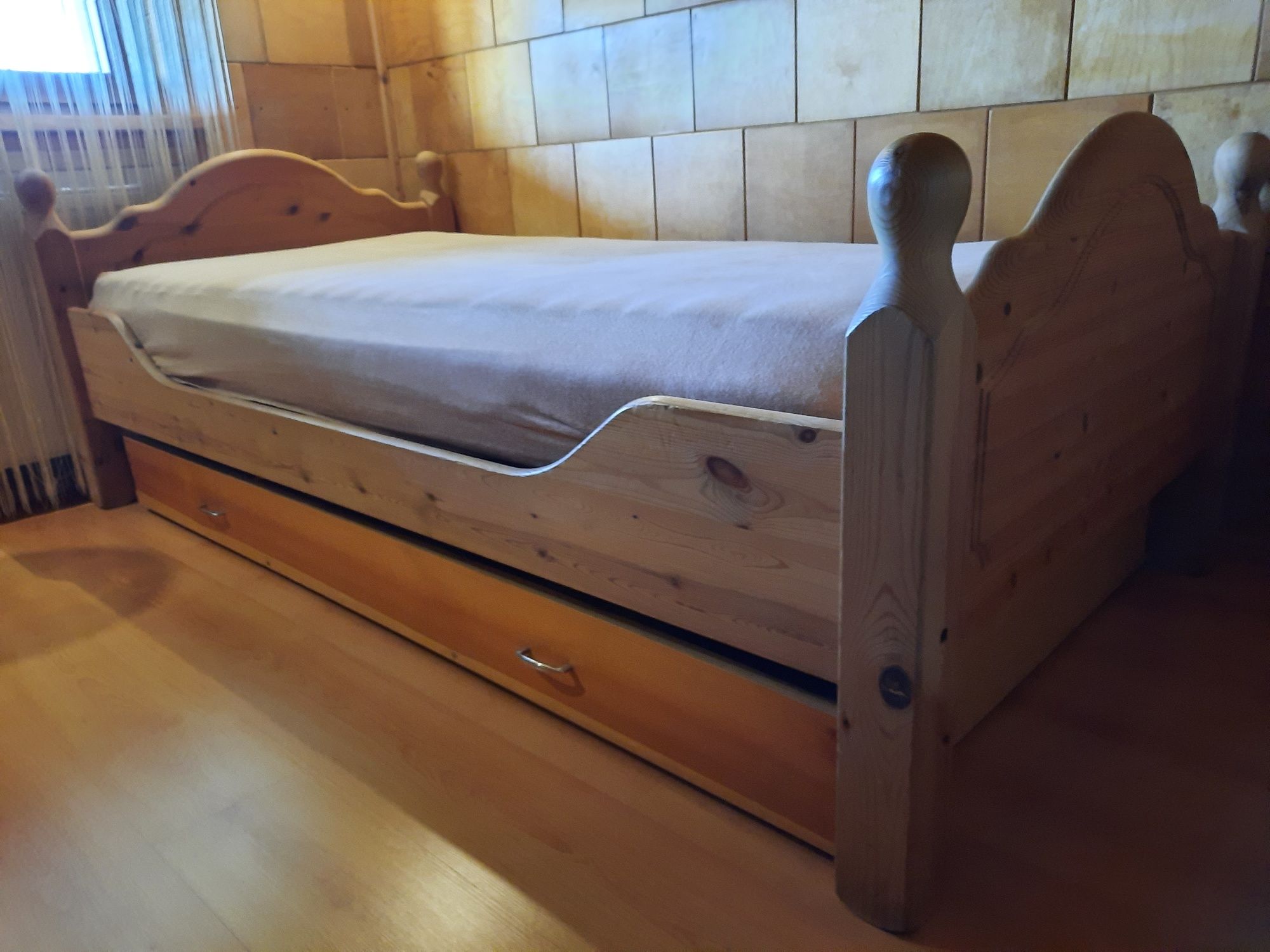 Sprzedam łóżko z drewna sosnowego.