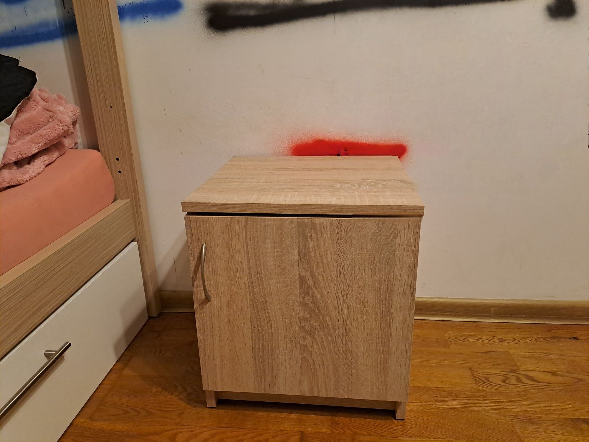 Oddam meblem z pokoju