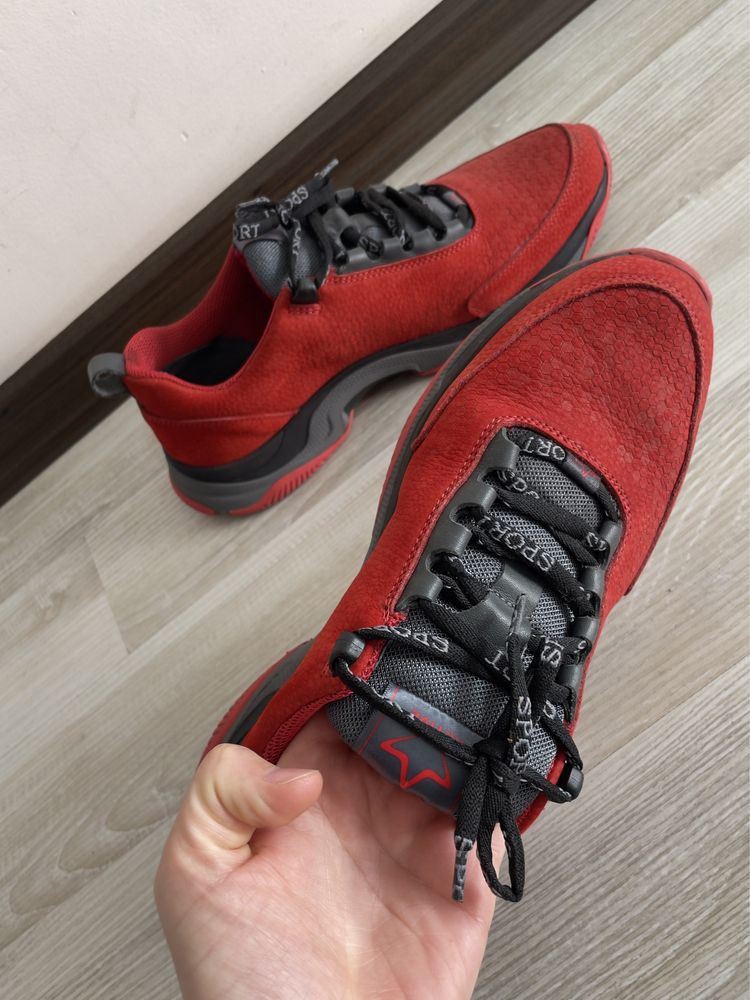 Кросівки червоні