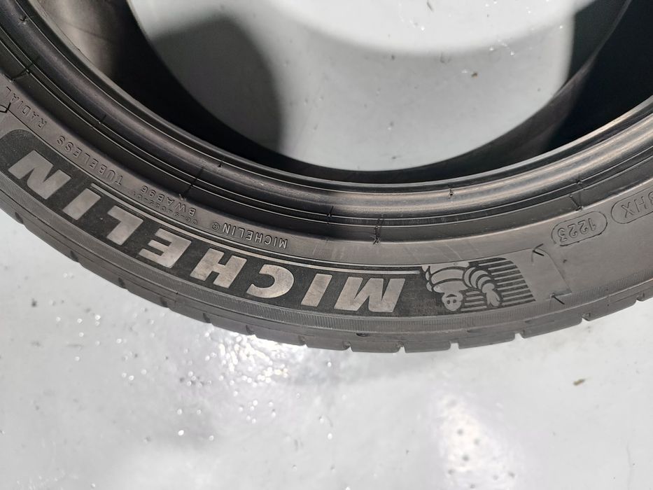 2 pneus semi novos 235-45ZR18 Michelin - Oferta dos Portes