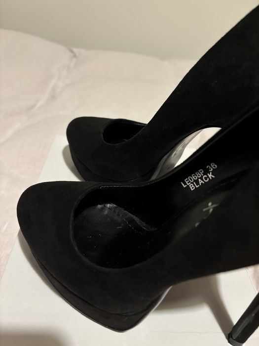 Wysokie czarne szpilki