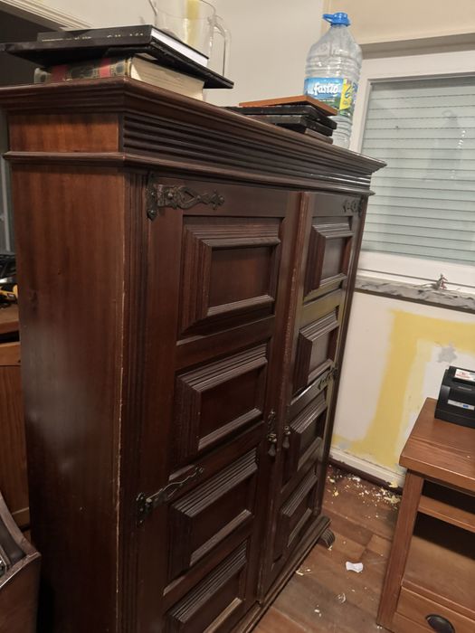 Armario de madeira antiga