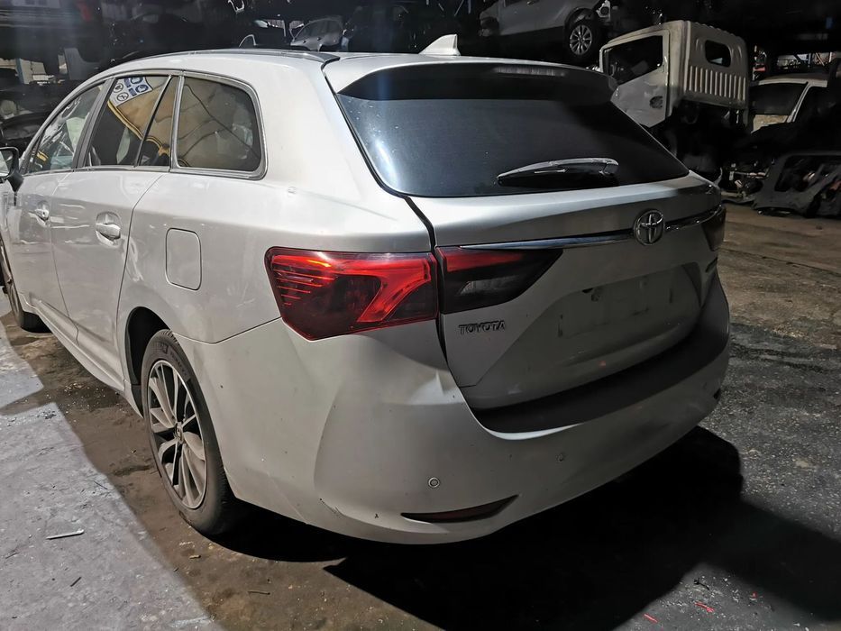 Peças Toyota Avensis SW do ano 2016