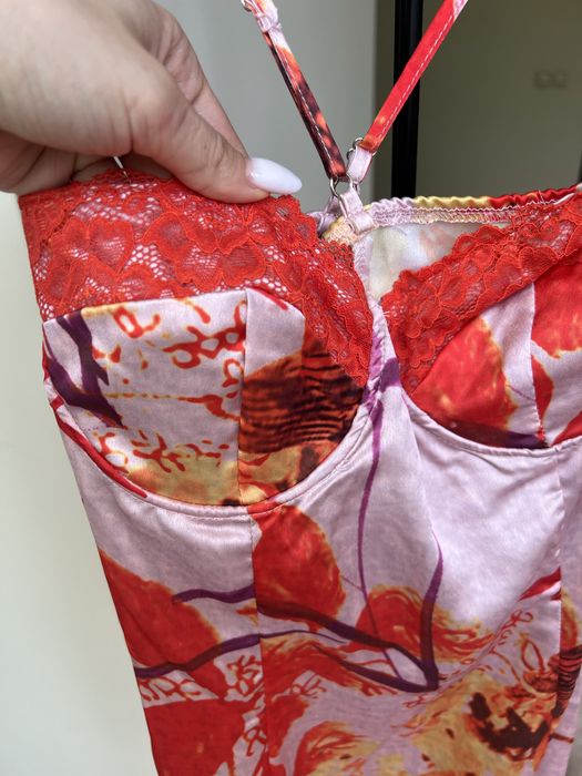 Розкішня сатинова сукня в максі довжині