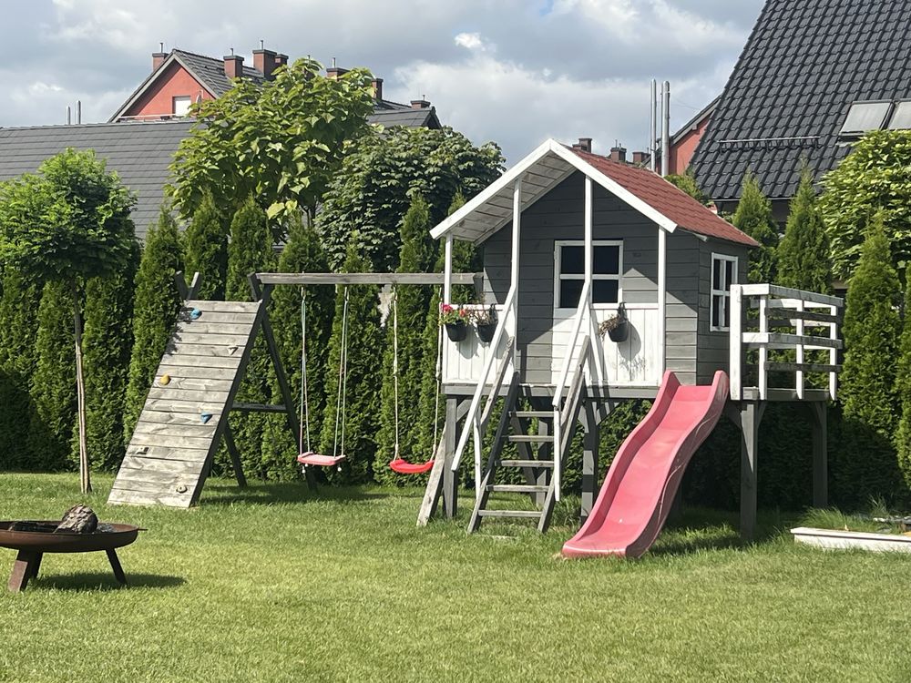 Plac zabaw dla dzieci: hustawki zjezdzalnie wspinaczka.