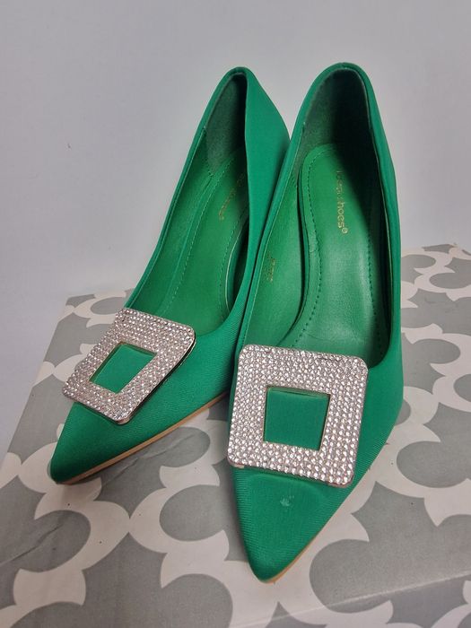 Szpilki zielone z klamrą z cyrkoniami