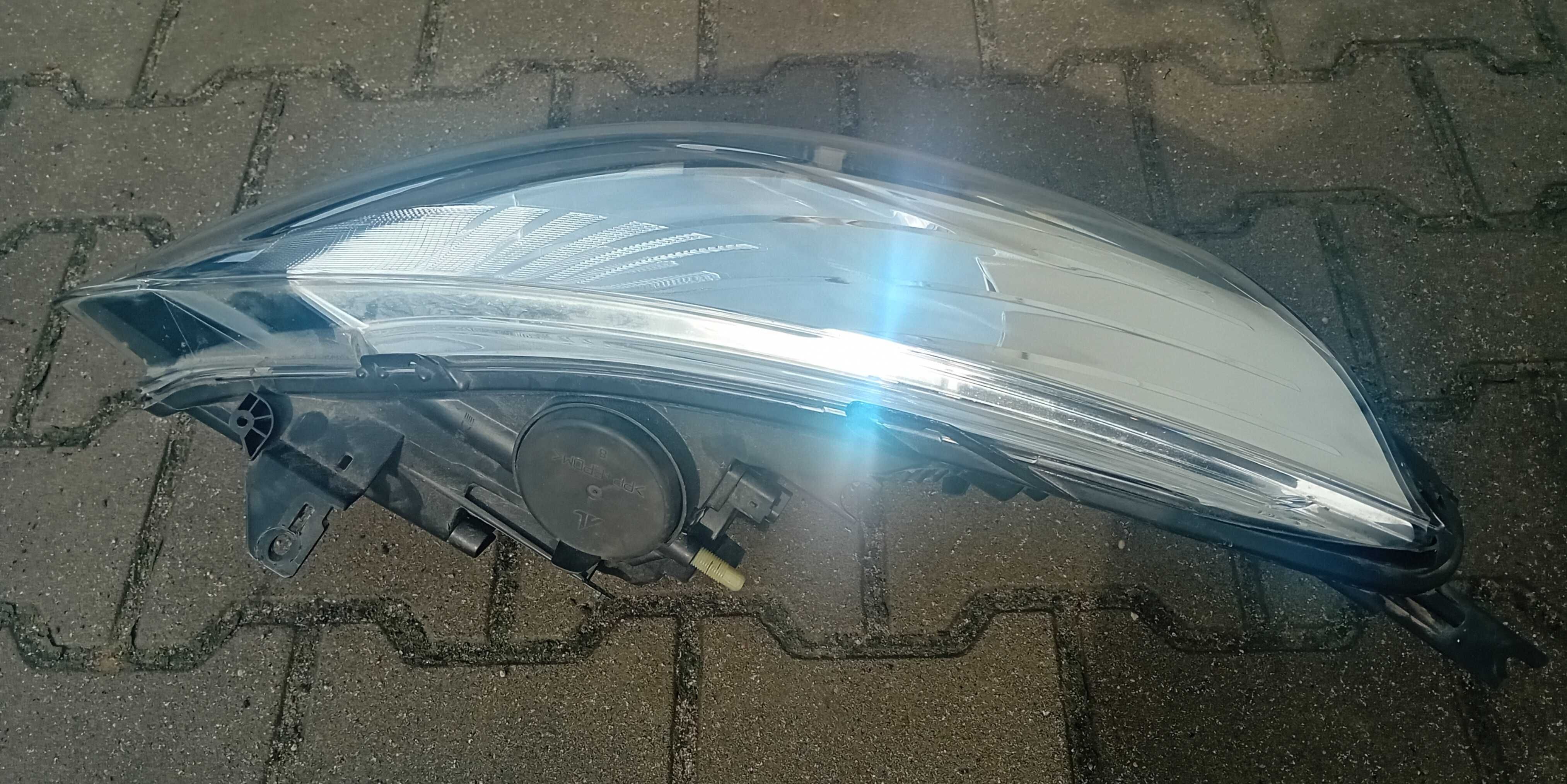 Renault Clio IV reflektor, lampa prawy przód.