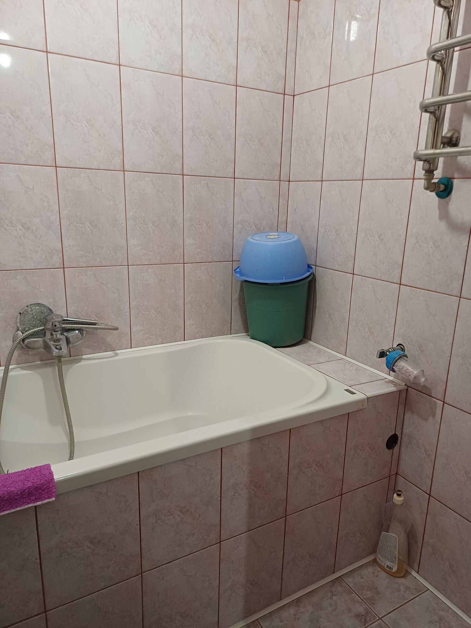 М.Новоселиця. Продається 2-кімнатна квартира на першому поверсі.