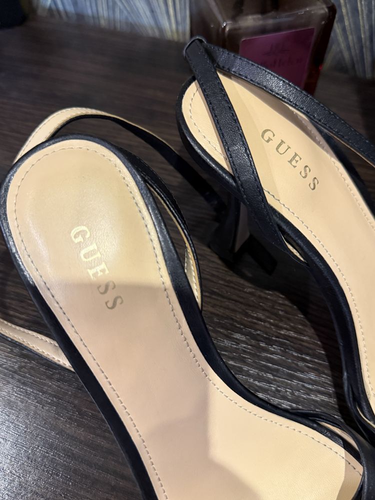 Продам босоніжки Guess