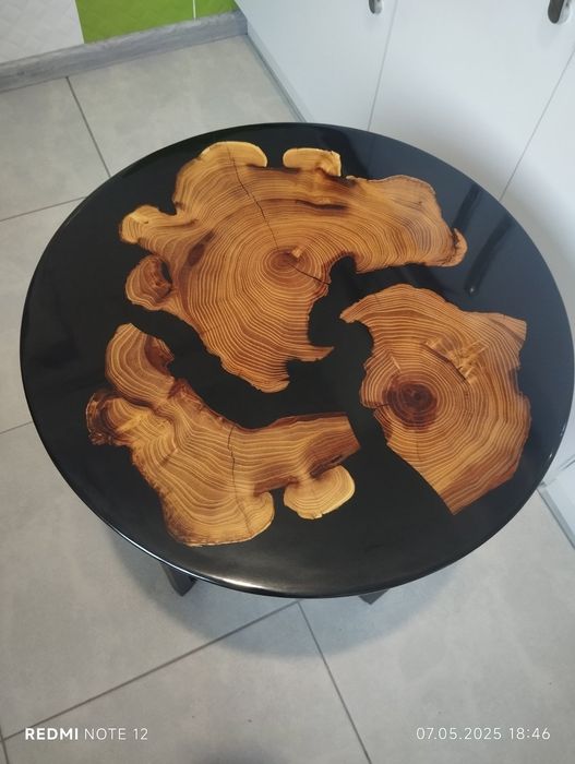 Стіл з дерева акації і епоксидної смоли