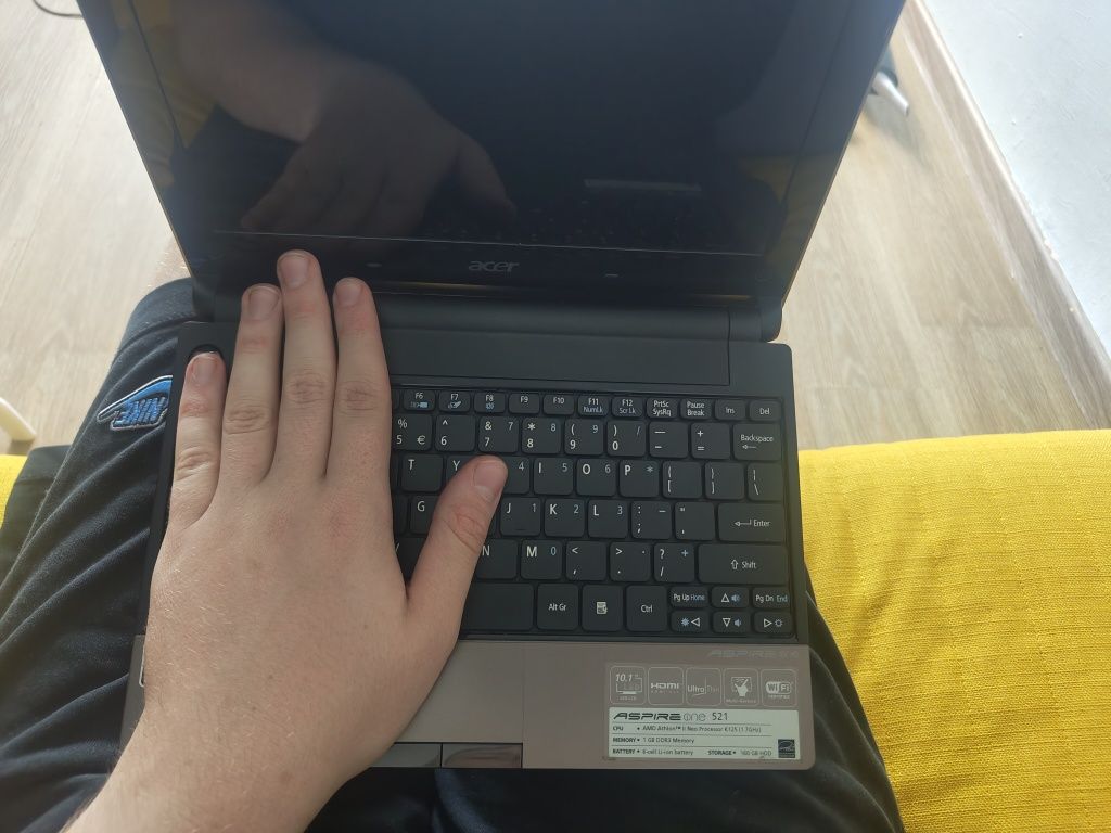 Laptop Acer Aspire One ZH9