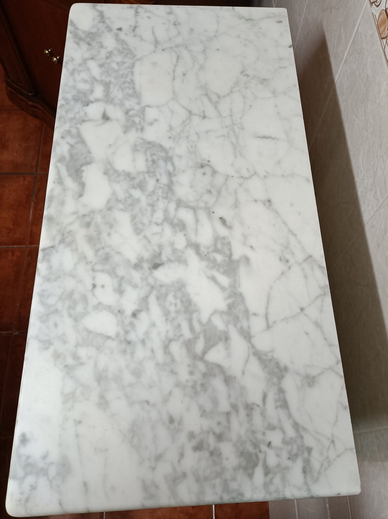 Móvel wc branco com tampo mármore 111 cm alt, 63 cm larg e 31 prof.