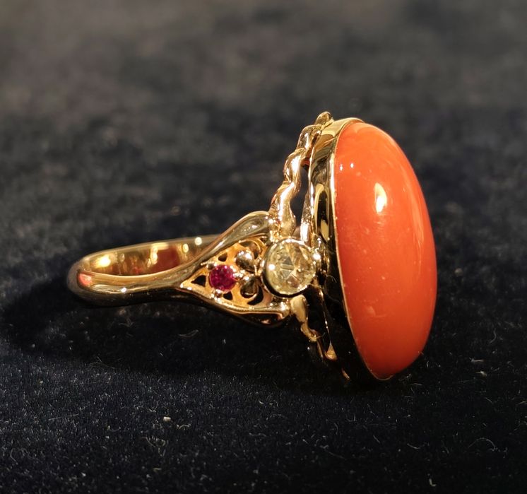 Золотое кольцо 56 пробы с натуральным кораллом и бриллиантами