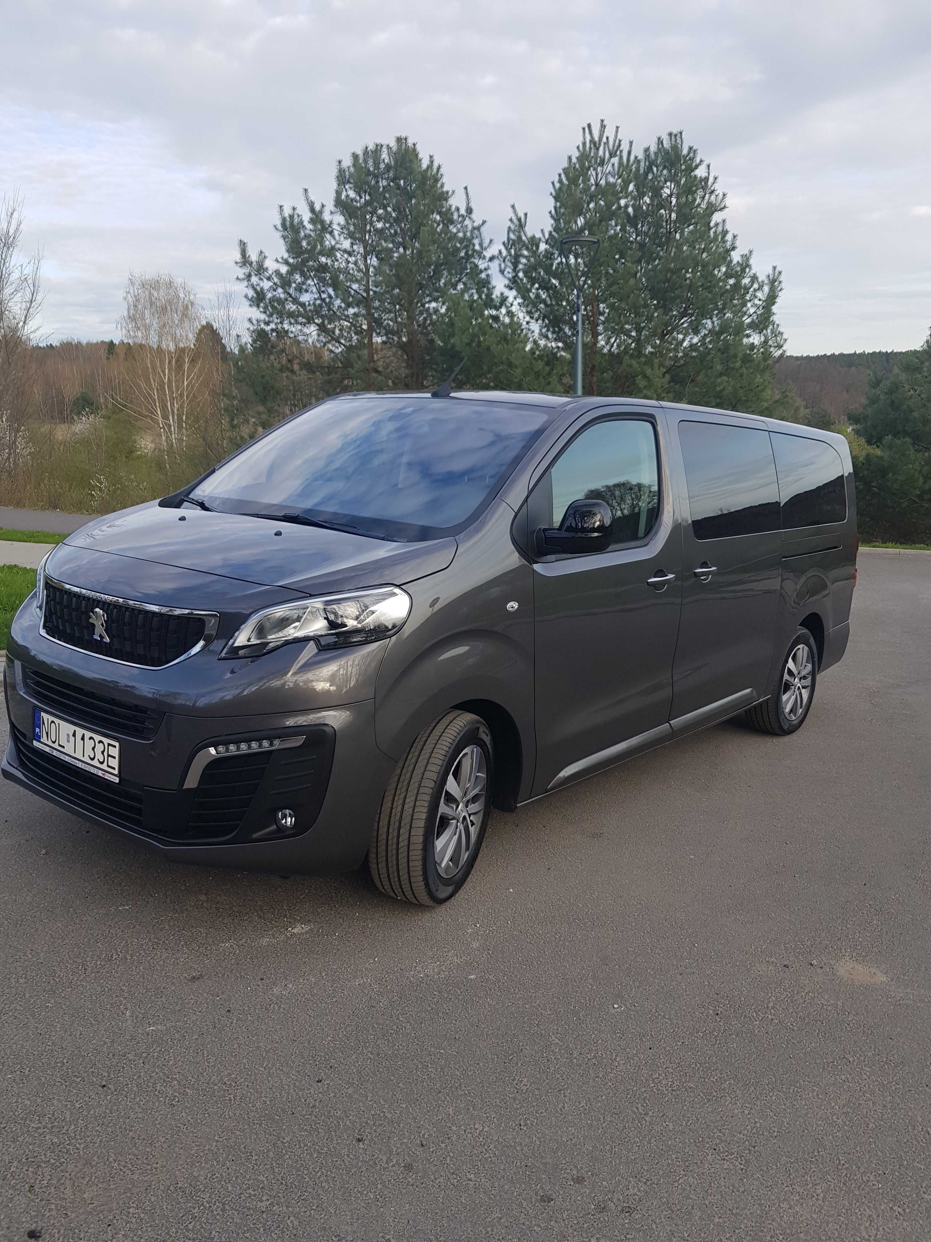 Wynajem busa 8-osobowego Peugeot Traveller