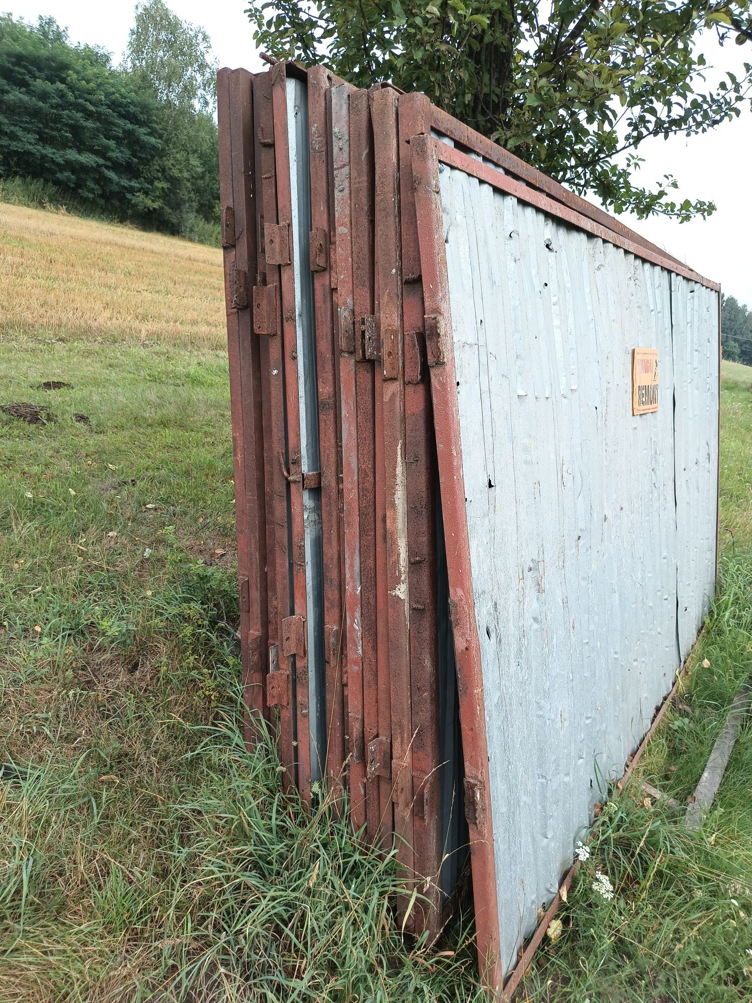 Ogrodzenie, płot, budowa, garaż, blaszak.