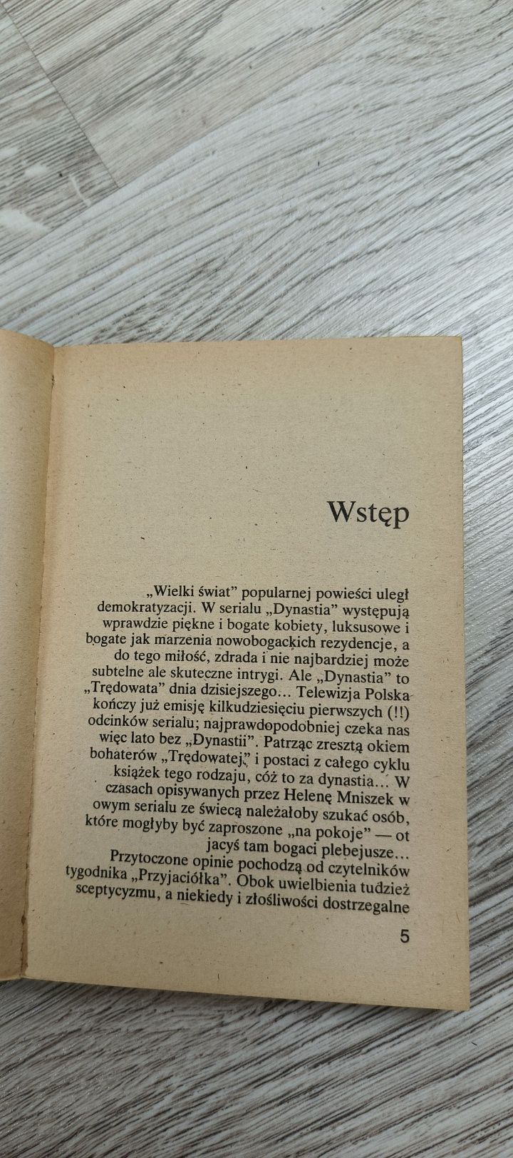 Dalsze losy bohaterów dynastii.
Julia Lenart