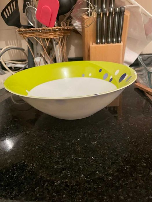 saladeira grande branca e tons de verde