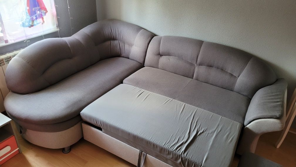 Narożnik rozkładany z pojemnikiem.