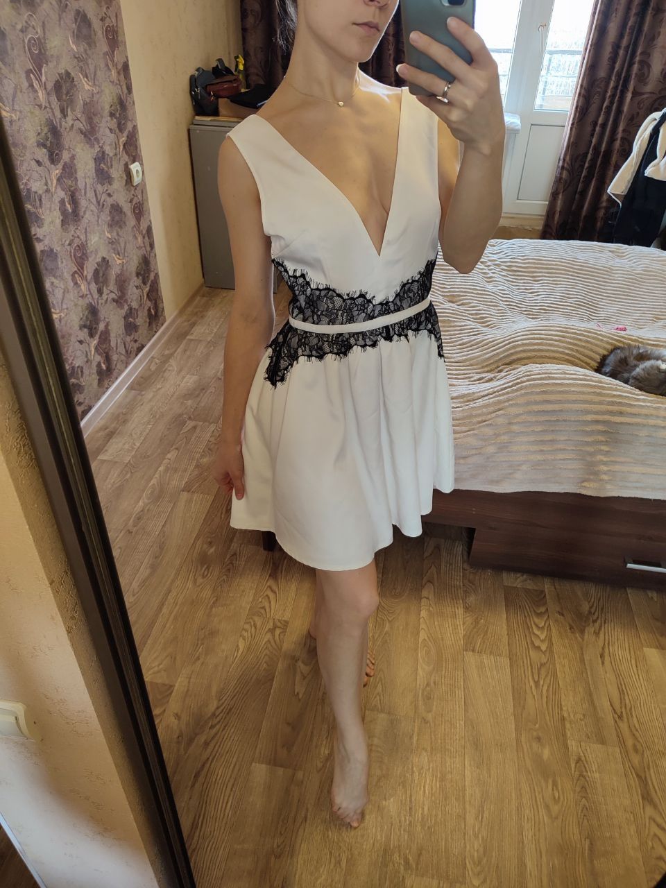 Платье белое с вставкой из черного кружева 12 размер