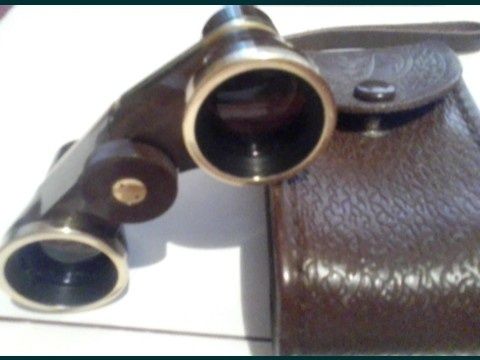 Театральный бинокль с кожаным футляром , янтарные бусы