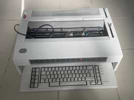 Máquina de escrever antiga IBM 6784, liga mas com erro