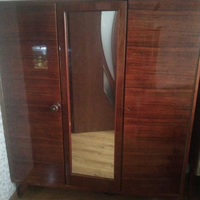 Шафа тристулкова з дзеркалом