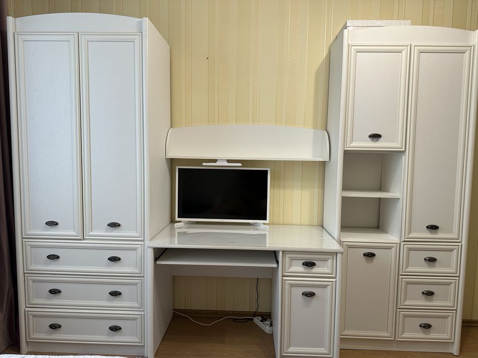 Меблі в дитячу кімнату в білому кольорі, пенал,шафа, стіл,