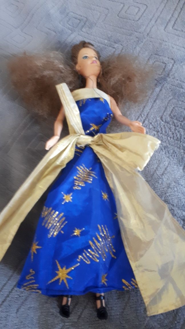 Extra lalka w długiej sukni balowej