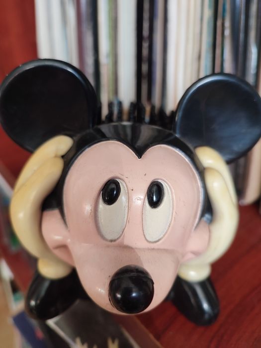 Myszka Miki na długopisy, jezyk