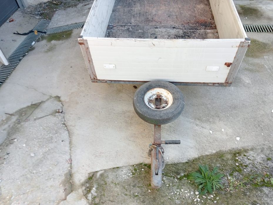 Reboque atrelado automóvel