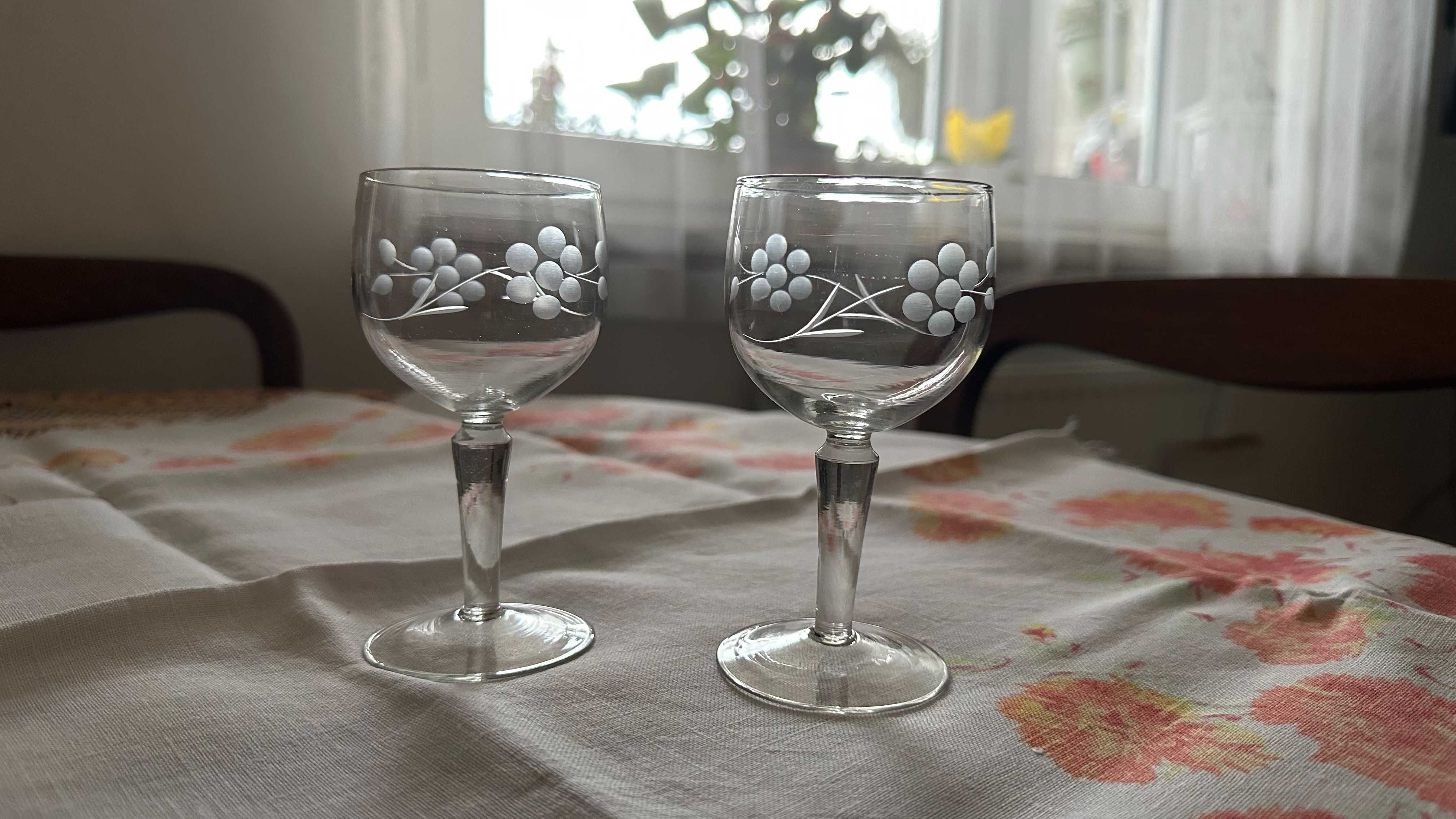 Stare grawerowane kieliszki do wina