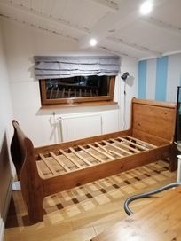 Łóżko i szafa drewniane
