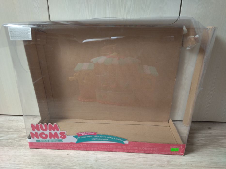Zestaw Num Noms Fabryka Lakierów i figurki oraz pudełko