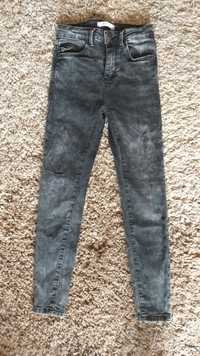 Spodnie jeansowe Reserved r. 140 stan idealny jeansy przetarcia