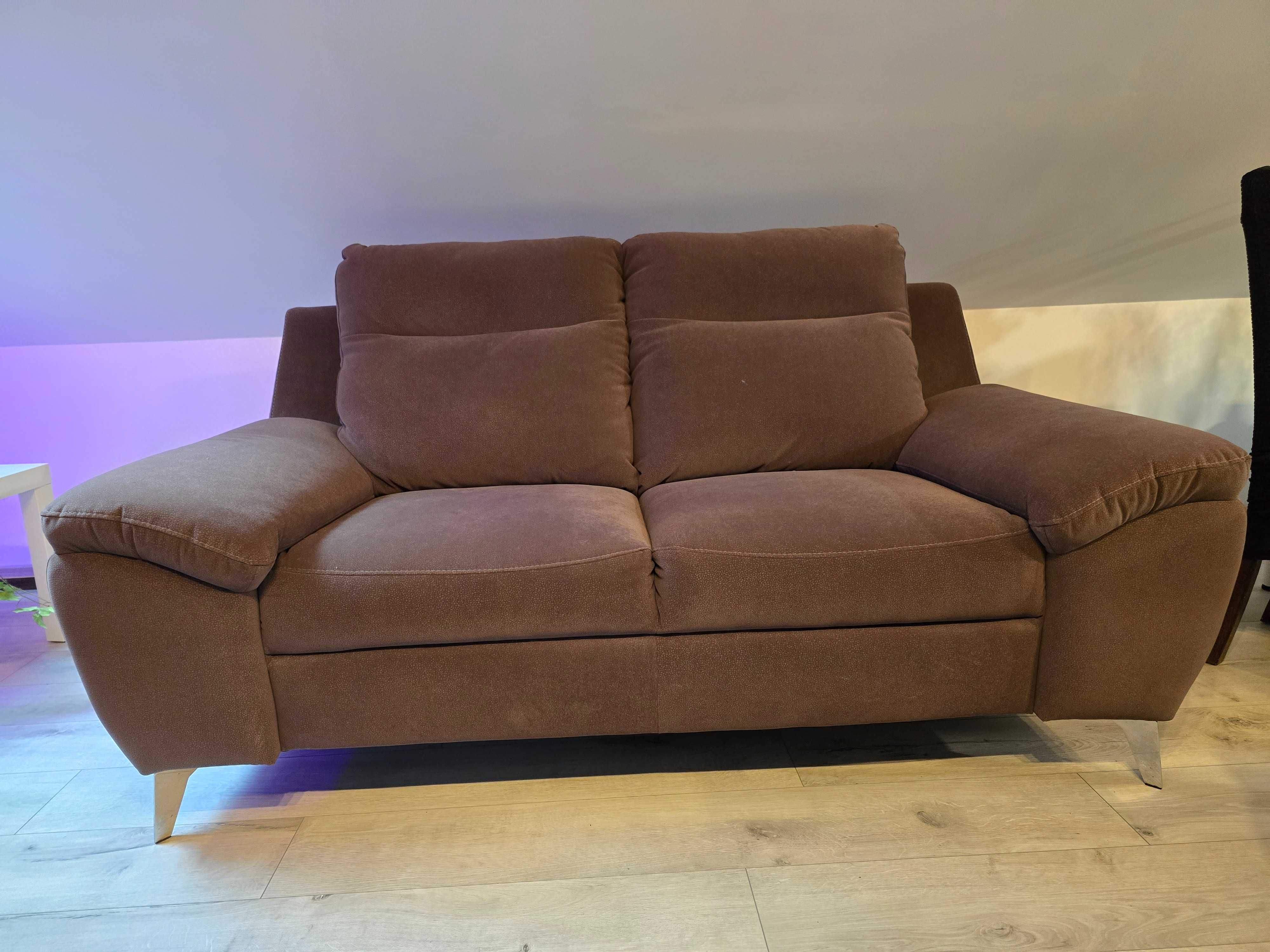 Świetna sofa 2-osobowa