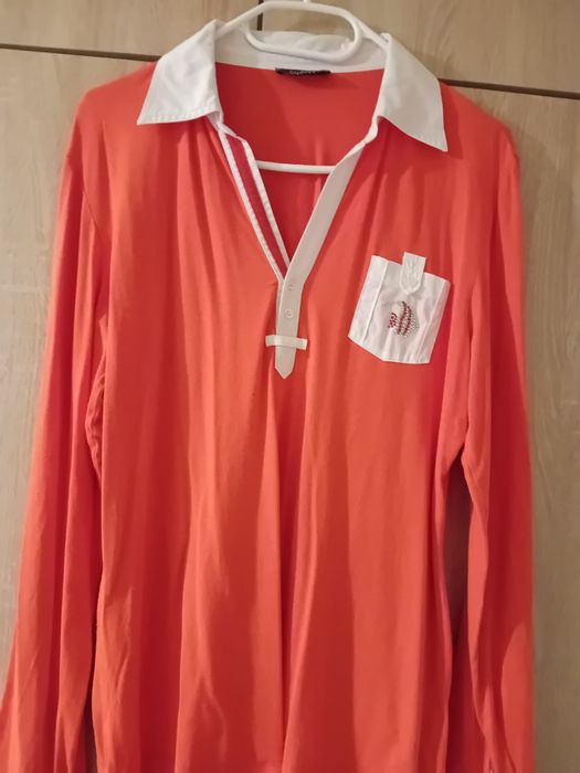 Bluzka damska koloru pomarańczowego z jasnymi mankietami