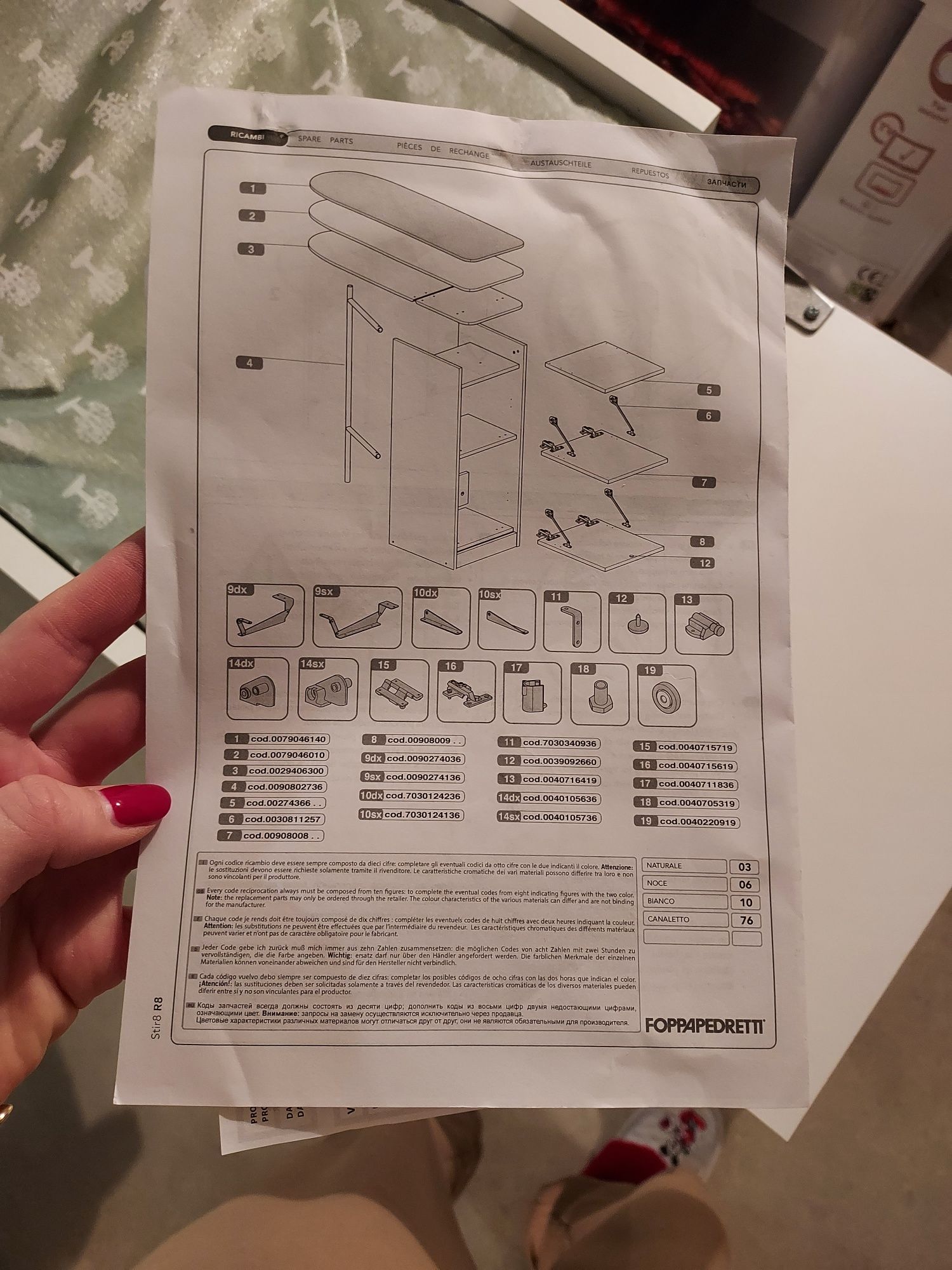 Szafka ze składaną deską do prasowania.