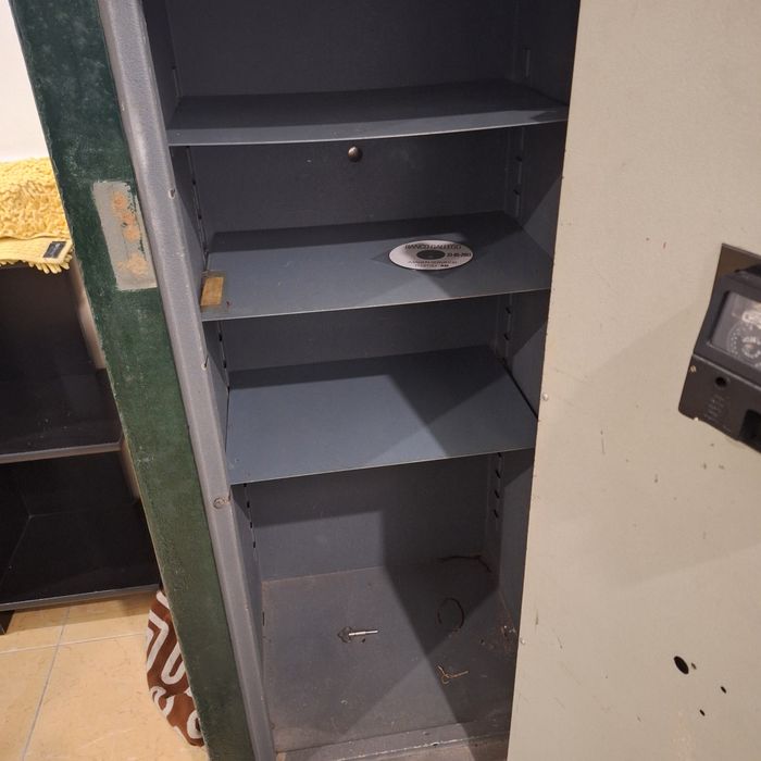 Cofre antigo finibank com chave cumprida