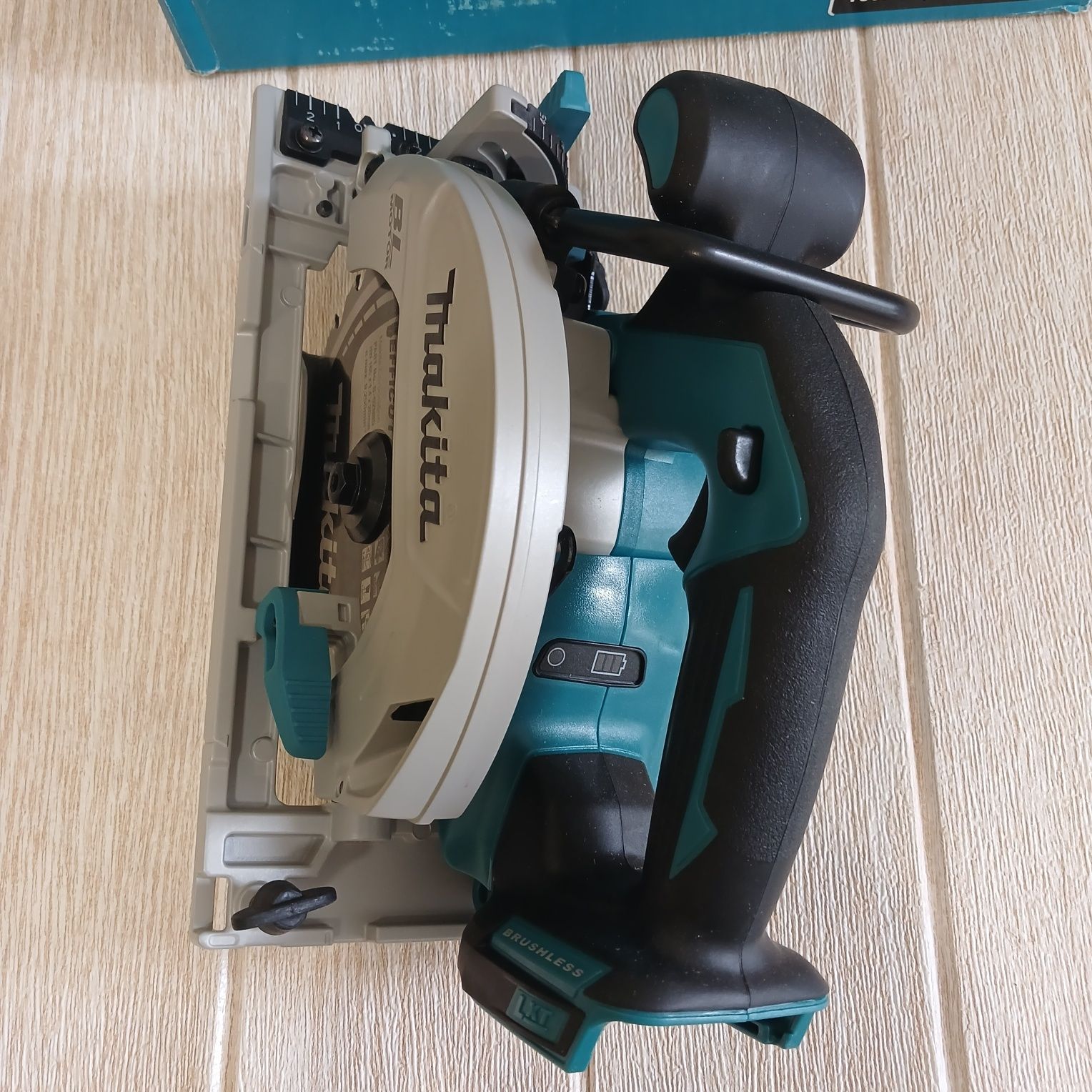Акумуляторна дискова пила makita dhs680