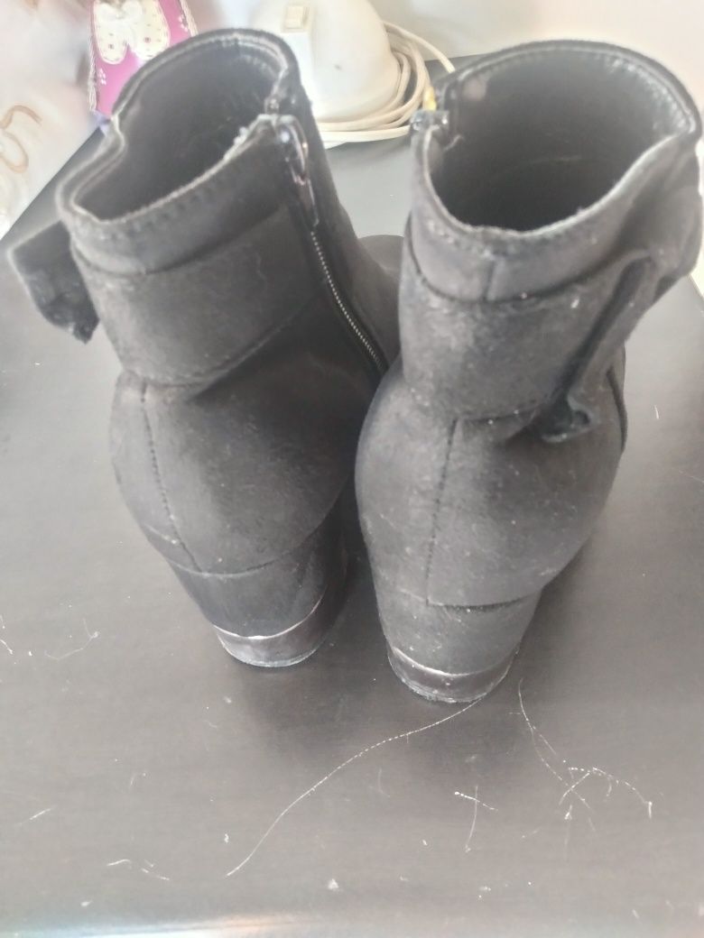 Botas pretas de camurça