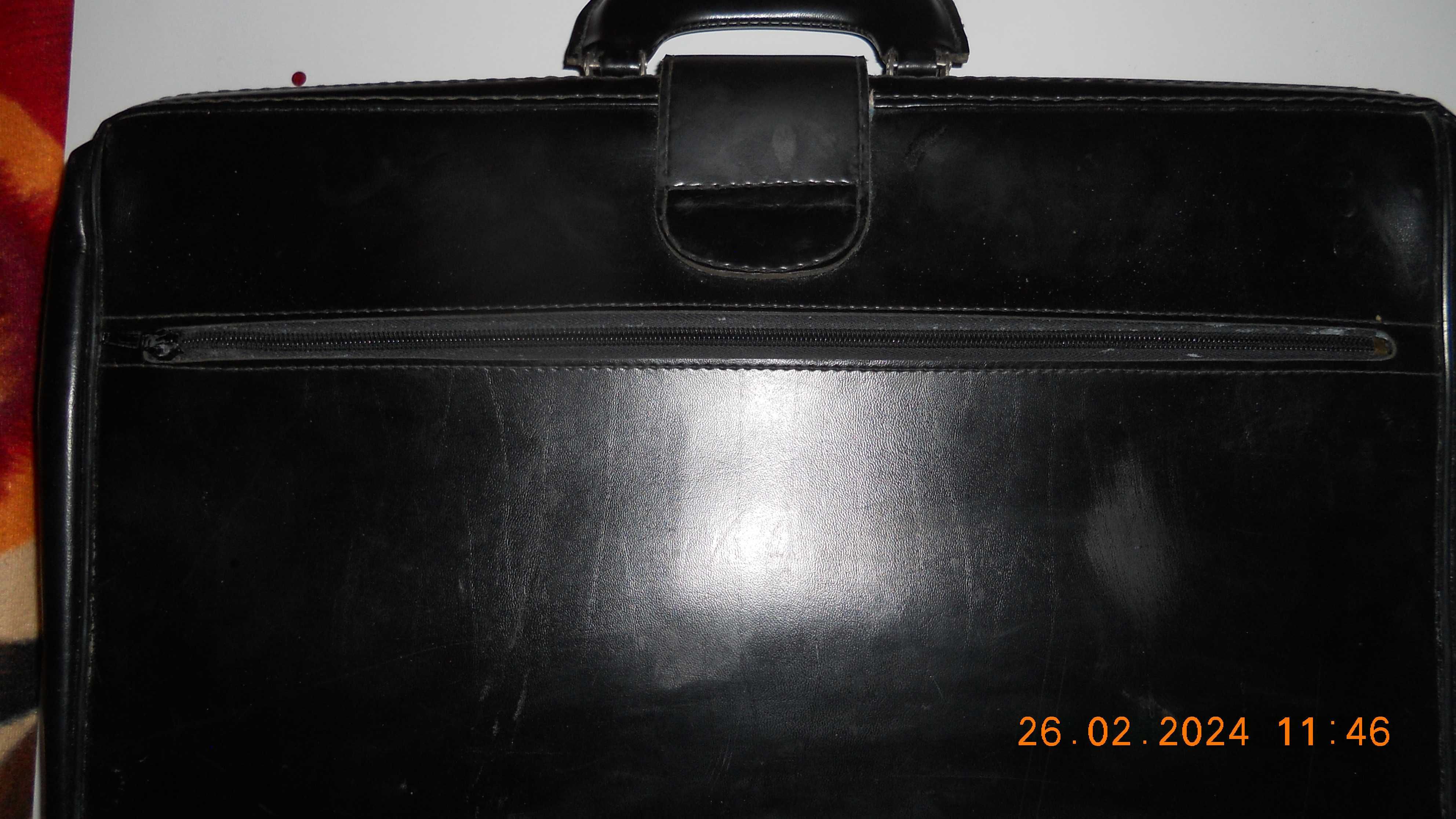 Портфель студенческий , времен  союзных +две сумки через плечо .