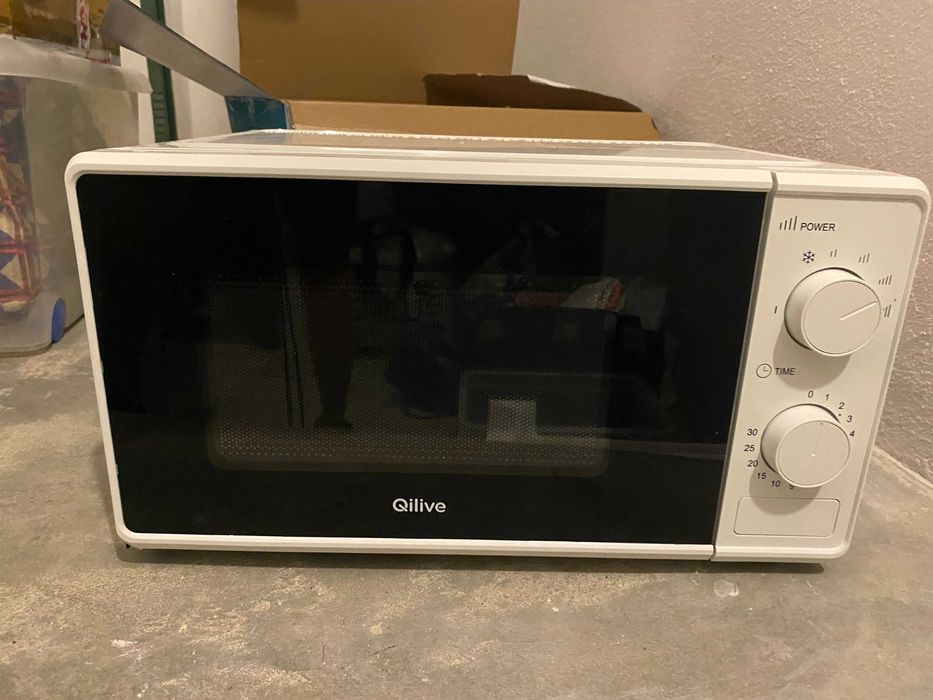 Micro-Ondas QILIVE com 6 níveis de potência.