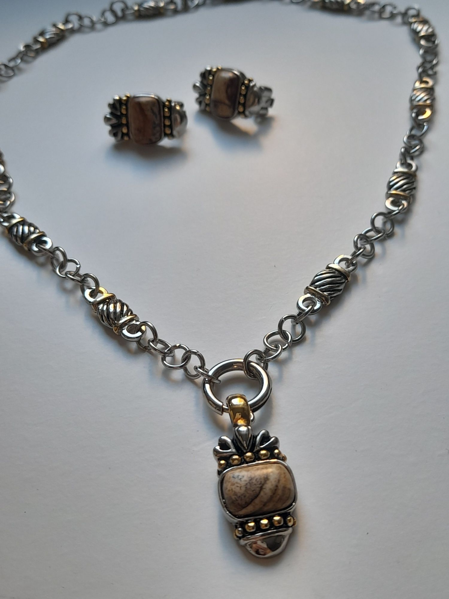 Komplet biżuterii naszyjnik kolczyki kamień zdobiona zestaw klipsy